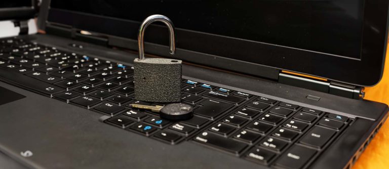 fechadura e chave como símbolo do Regulamento Geral de Privacidade e Proteção de Dados em um notebook