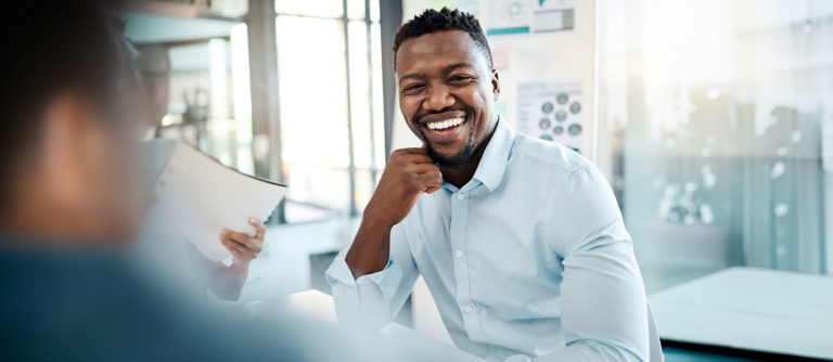 Empresário negro, funcionário e sorriso de um funcionário de escritório ouvindo uma apresentação