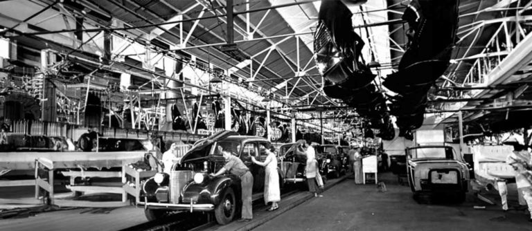 Foto preto e branco de pessoas trabalhando na segunda revolução industrial